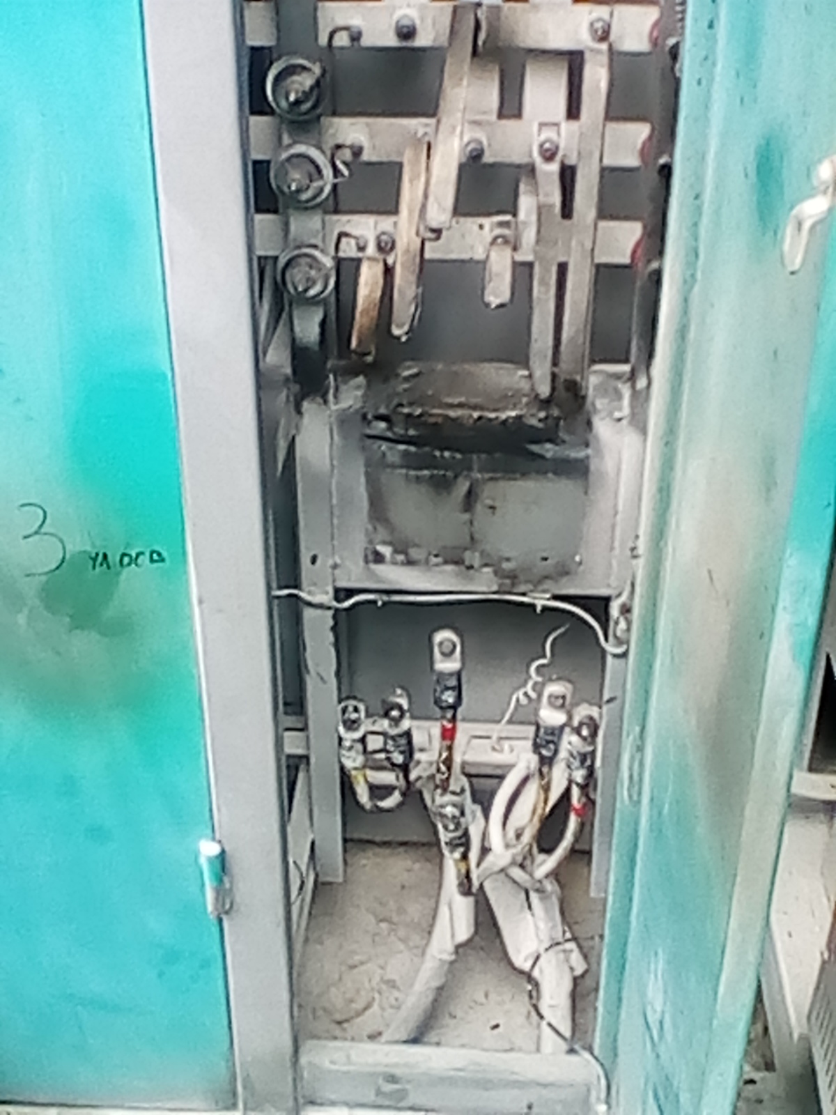 Дорогие жители, если вы используете автономные источники питания, в частности генераторы электроэнергии, не забывайте отключать вводным автоматом электросеть вашего дома от электросетей общего пользования. Нарушение элементарных принципов использования подобных приборов приводит к серьёзным поломкам как в цепях подстанций, так и к материальным потерям соседей.