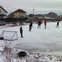 в малоэтажной застройке Яглово состоялось открытие катка - вот уже который год, силами активистов, в чистом поле на радость детям и взрослым, заливается лёд. За годы место под заливку претерпело изменения, был снят плодородный слой, отсыпана песчанная подушка, закуплены комплектующие для комфортной заливки с использованием гидранта, вместе с тем, росло и искуссво заливающих, в данном сезоне запустить каток удалось за три дня