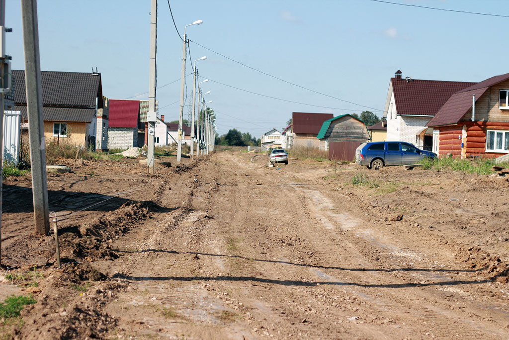 В коттеджном посёлке Яглово для многодетных и молодых семей продолжаются дорожные работы. На первых трёх улицах проведены работы по вывозу грунта с дорог и пятиметровых зон, объём которого превысил 1500 кубических метров