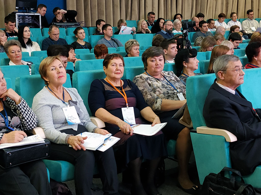 В Москве, в конференции «Современные ТОС России стандарты менеджмента качества – новый вектор устойчивого развития территорий, актуальные вопросы внедрения, лучшие практики» собранной Ассоциацией территориальных общественных самоуправлений «Лига ТОС» в составе Калужской делегации принял участие председатель ТОС "Яглово" Андрей Величко.